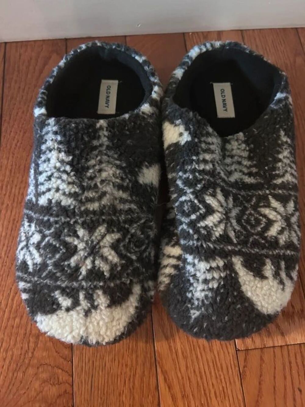 Old Navy Men’s Fuzzy Slippers 10-11